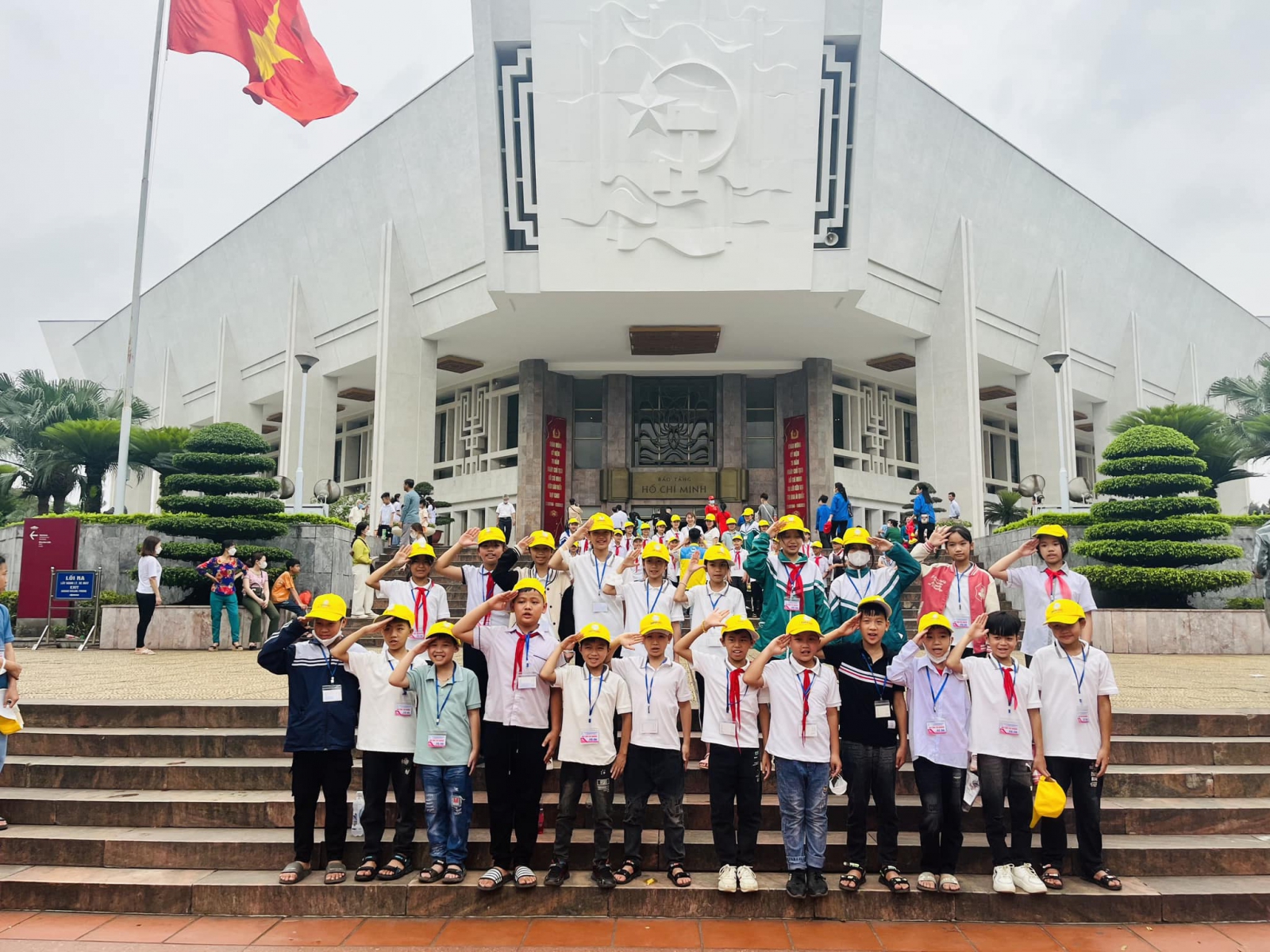 Thầy cô và các em học sinh trải nghiệm tham quan tại bảo tàng Hồ Chí Minh